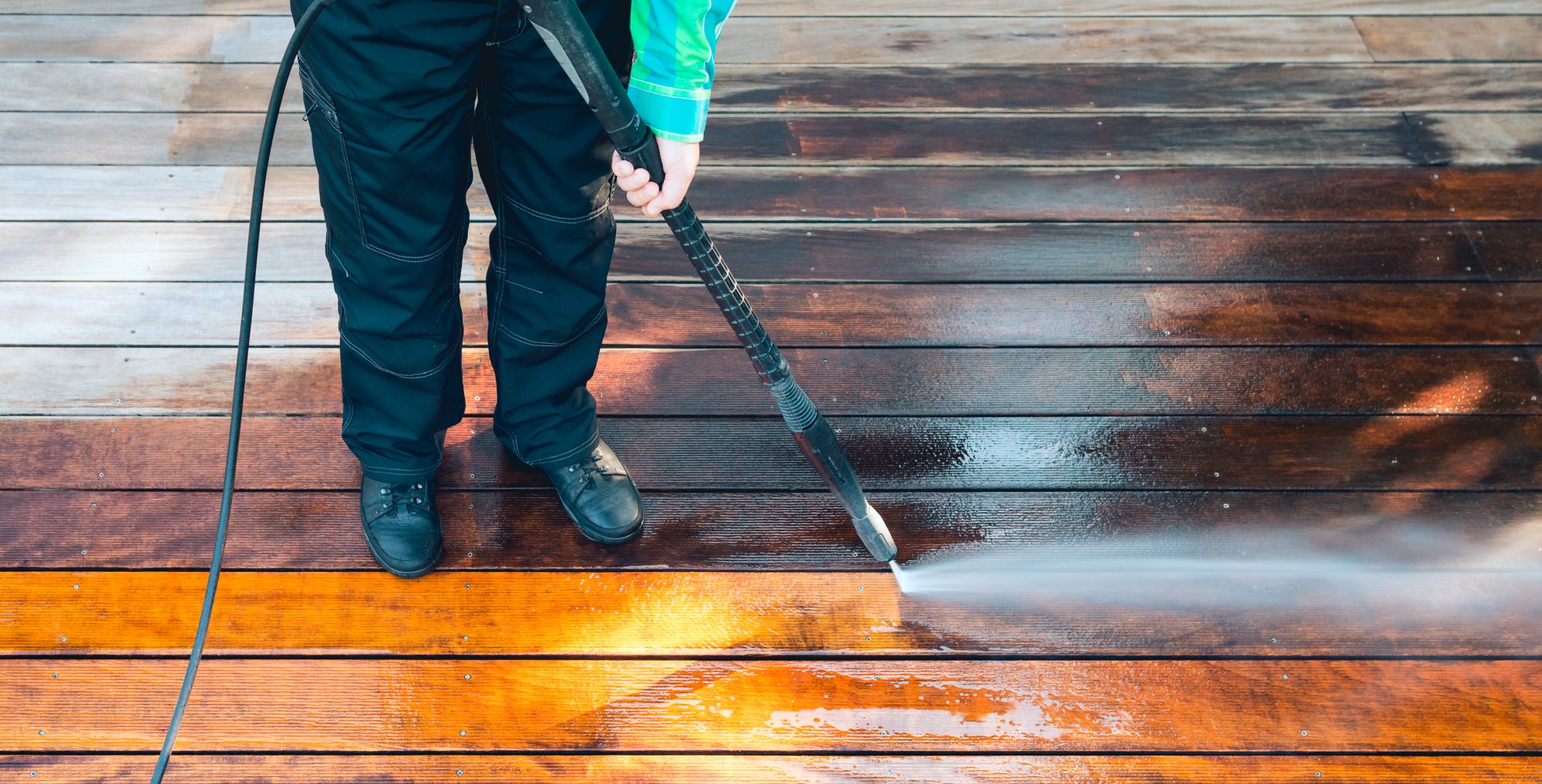 dreamstime_l_207374064 decking cleaning